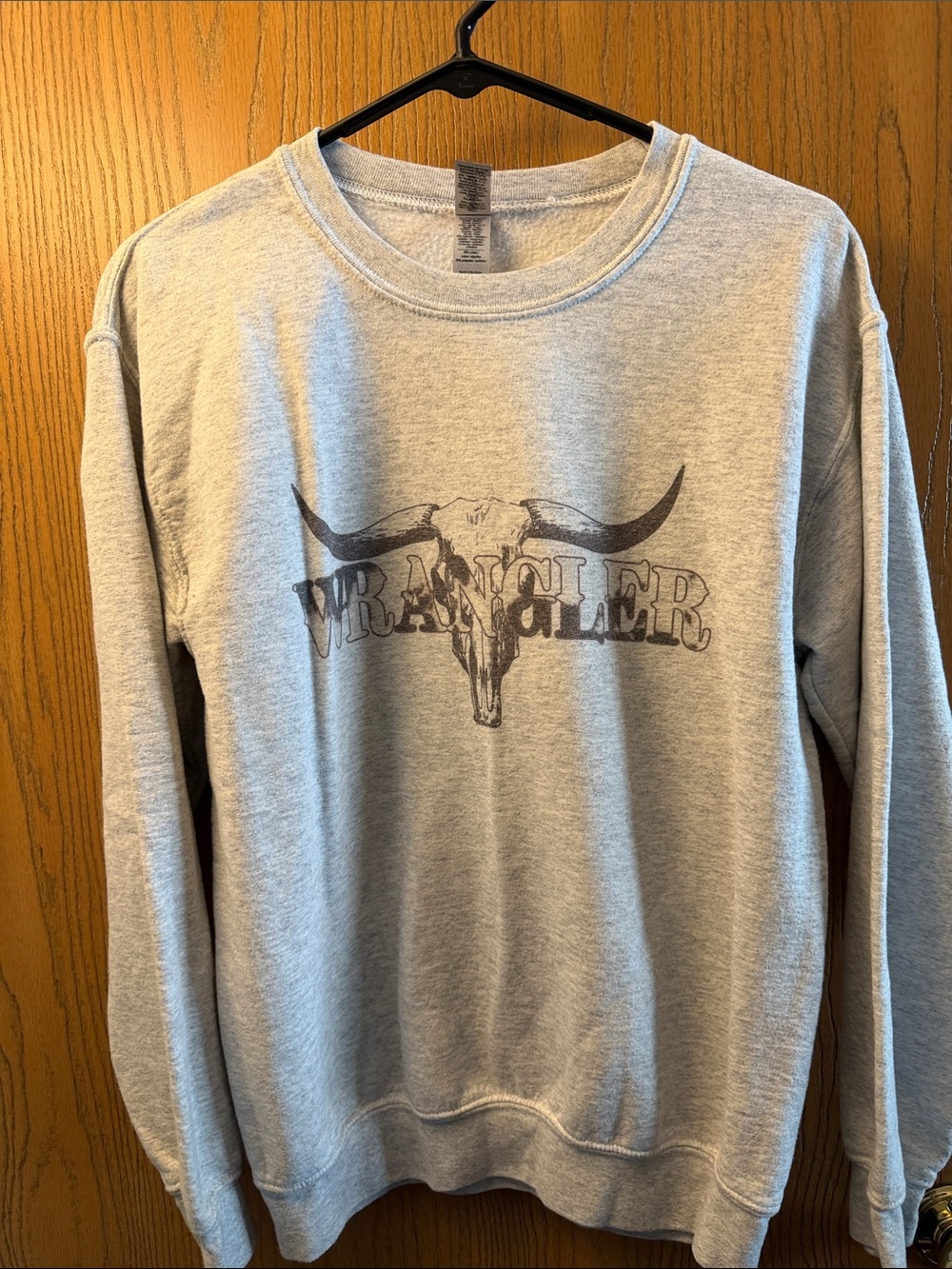 Wrangler Light Gray Crewneck Sweatshirt with Bull Skull Graphic
